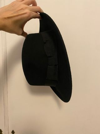 Sombrero negro de fieltro