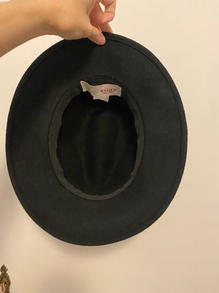 Sombrero negro de fieltro
