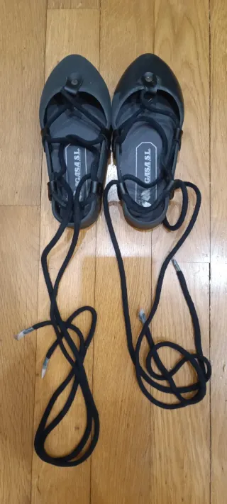 Abarcas negras con cordones/ Abarka beltzak