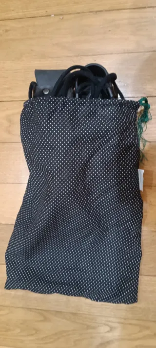 Abarcas negras con cordones/ Abarka beltzak