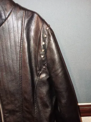 Cazadora polipiel negra con tachuelas