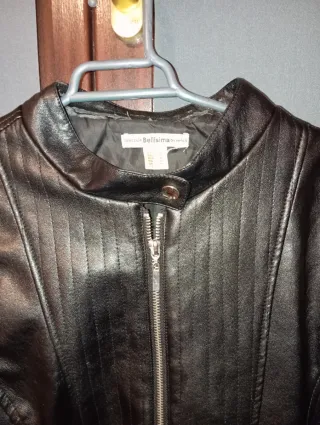 Cazadora polipiel negra con tachuelas