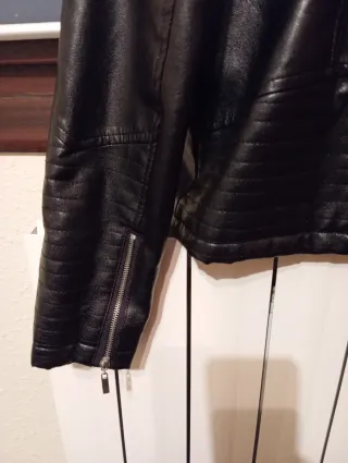 Cazadora polipiel negra con tachuelas