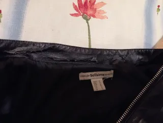 Cazadora polipiel negra con tachuelas