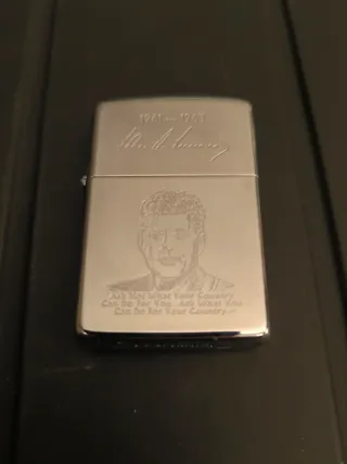 Zippo Clásico Grabado JFK 1961-1963