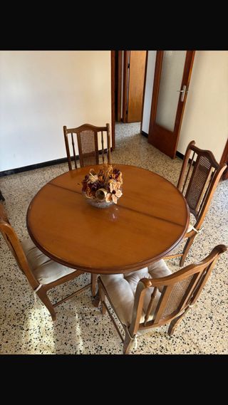 Mesa extensible redonda y 4 sillas de madera