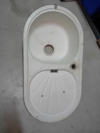 Fregadero con grifo y desagüe