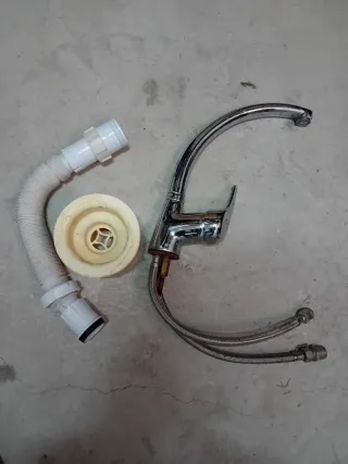 Fregadero con grifo y desagüe