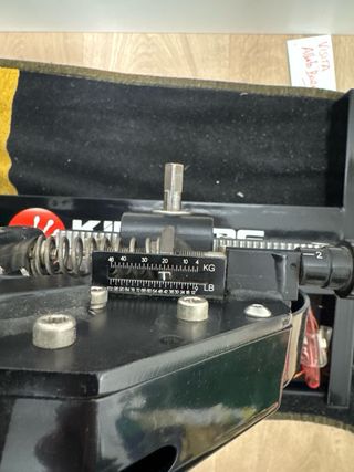 Máquina de encordar Kingame M-500. Muy cuidada