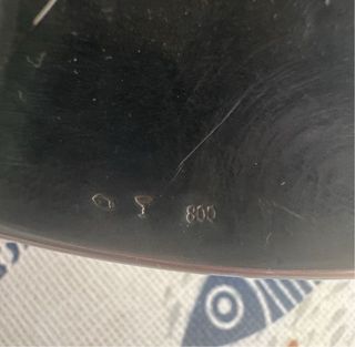 Plato de plata con moneda antigua