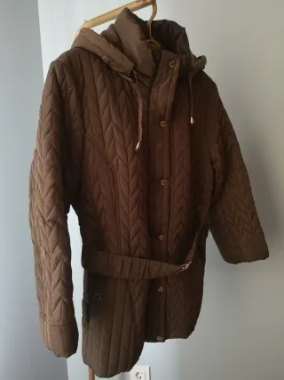 Parka señora marrón de mucho abrigar.