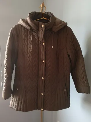 Parka señora marrón de mucho abrigar.