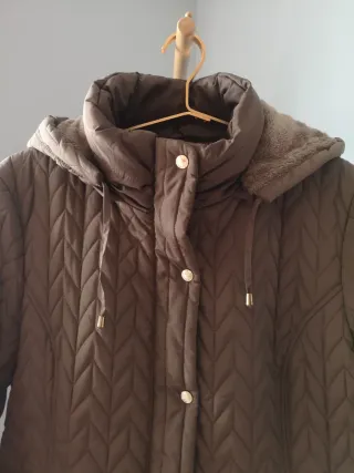 Parka señora marrón de mucho abrigar.