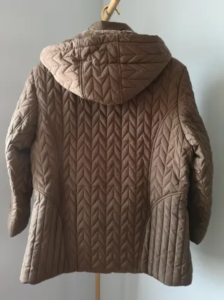 Parka señora marrón de mucho abrigar.