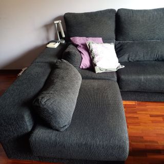 Chaiselongue gris con 4 puffs