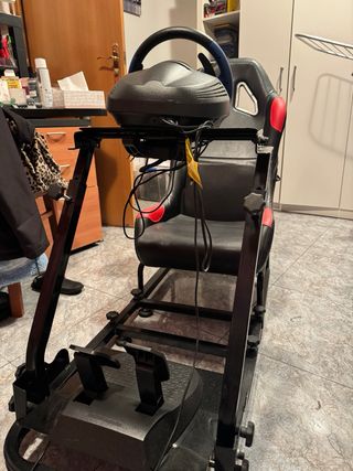 Cockpit/simulatore + Volante e Pedali Thrustmaster