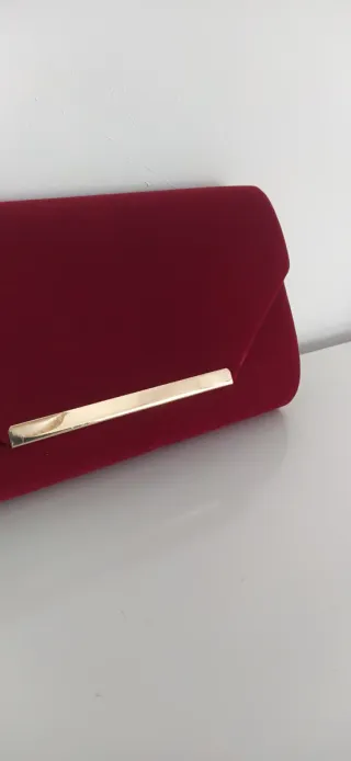 Bolso de mano terciopelo rojo con detalle dorado