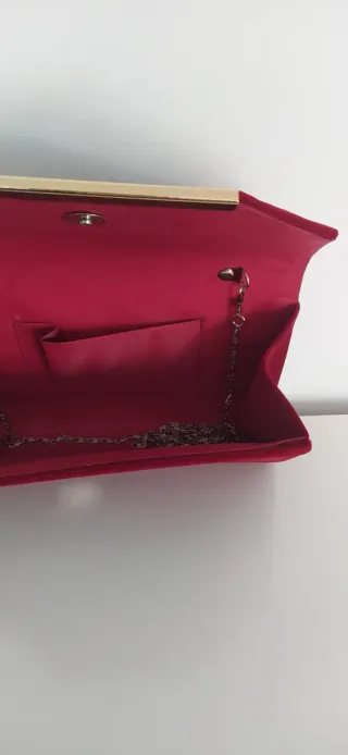 Bolso de mano terciopelo rojo con detalle dorado