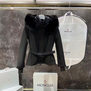 Chaqueta Moncler Negra con Cinturón y Capucha