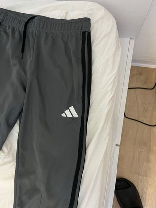 Pantalón Adidas Gris JD