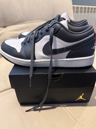 NIKE - Scarpe da basket grigie e bianche