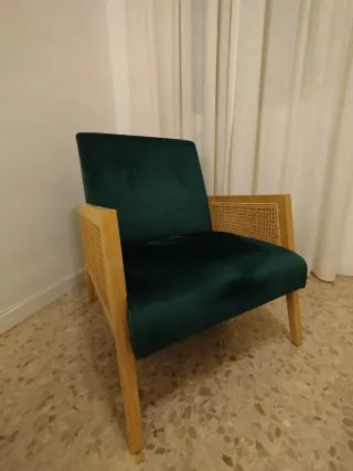 Poltrona in velluto verde con legno e rattan