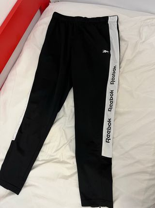 Pantalón largo deportivo Reebok negro y blanco.