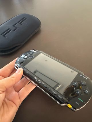 PSP Negra con 15 juegos y accesorios