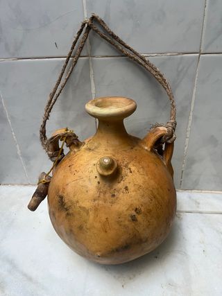 Botijo de barro rústico con asa y cuerda