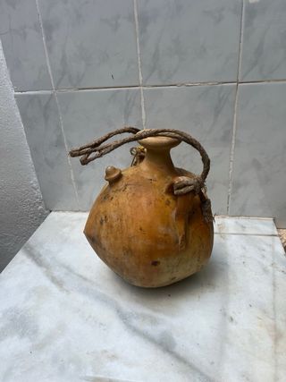 Botijo de barro rústico con asa y cuerda