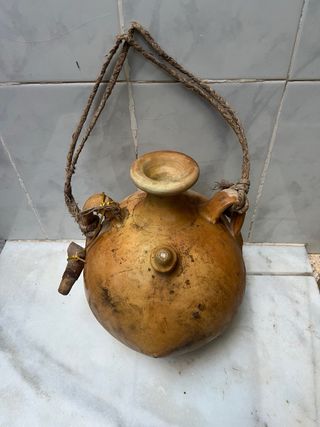 Botijo de barro rústico con asa y cuerda