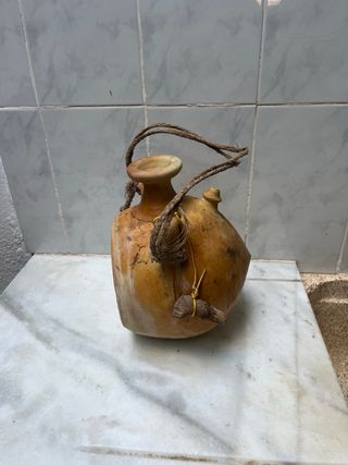 Botijo de barro rústico con asa y cuerda