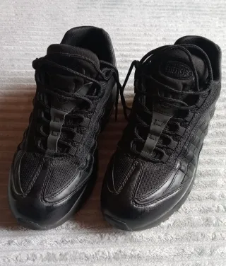 Nike Air Max 95 Negras (Leer)