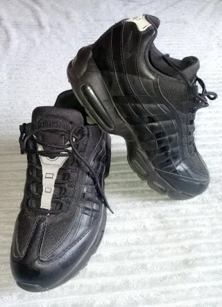 Nike Air Max 95 Negras (Leer)