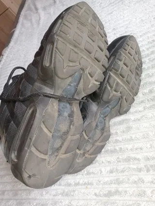 Nike Air Max 95 Negras (Leer)