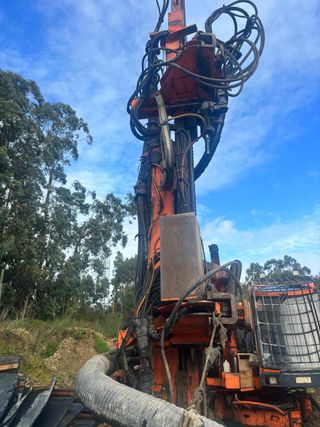 Perforadora Tamrock 702 con martillo HL 700