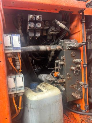 Perforadora Tamrock 702 con martillo HL 700