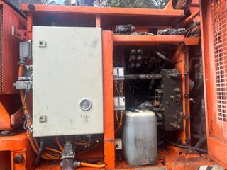 Perforadora Tamrock 702 con martillo HL 700