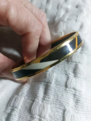 Pulsera dorada con diseño geométrico