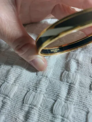 Pulsera dorada con diseño geométrico