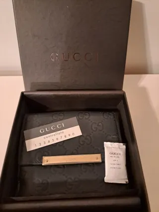 Portafoglio Gucci nero con placca oro