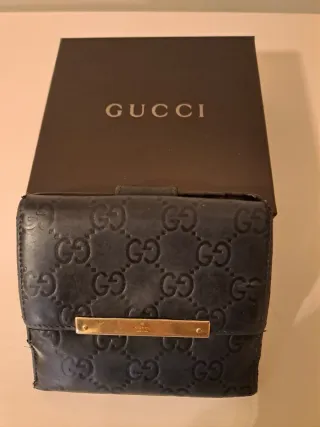 Portafoglio Gucci nero con placca oro