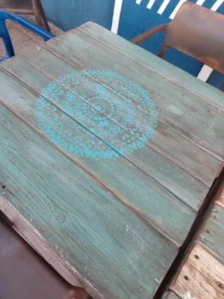 Mesa cuadrada de madera para jardín