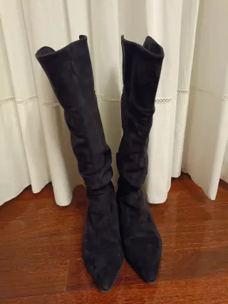 Botas altas negras ante