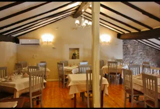 Mesa 90x90 Pino y 4 Sillas.