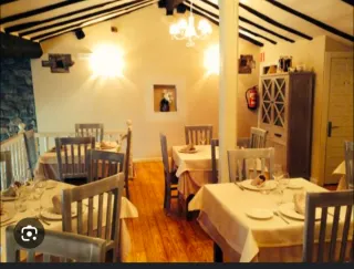 Mesa 90x90 Pino y 4 Sillas.