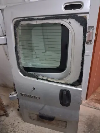 Puerta Renault tranfi 2004