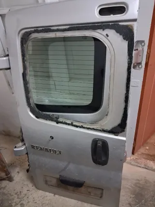 Puerta Renault tranfi 2004