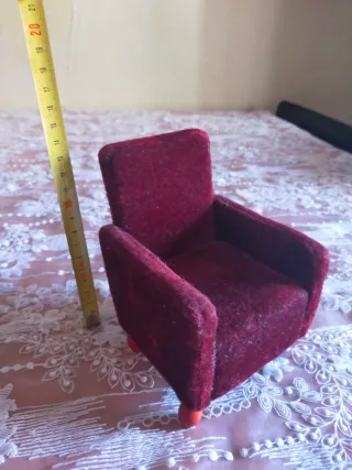 Sillón para muñeca de terciopelo rojo
