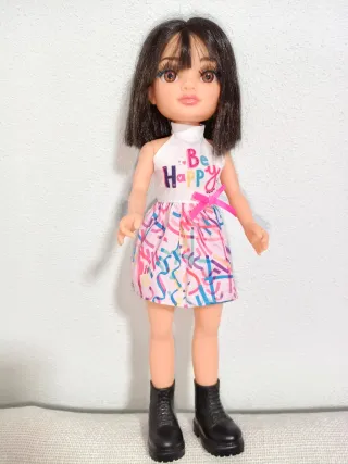 Muñeca Nancy con vestido, pantalón y botas
